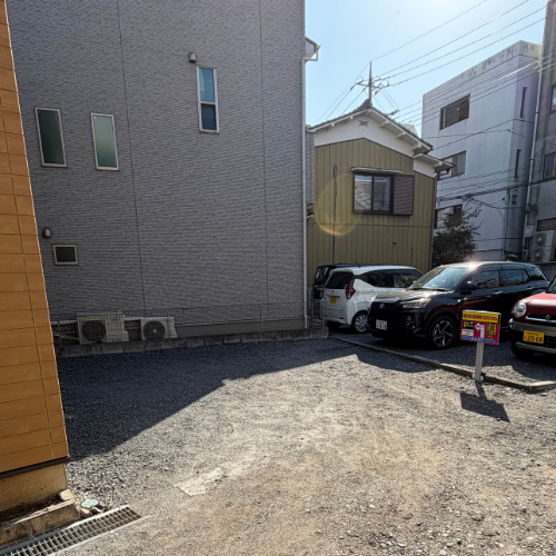 { 駐車場入口ですが狭いのでバックで入ることをお勧めいたします }